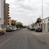 ...mentre a destra � caratterizzata da basse e bianche costruzioni che ospitano qualche esercizio commerciale